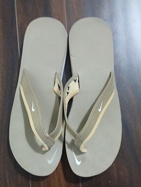 Nike Women’s Beige Tan Flip Flop Sandals